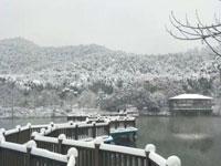 湖边雪景