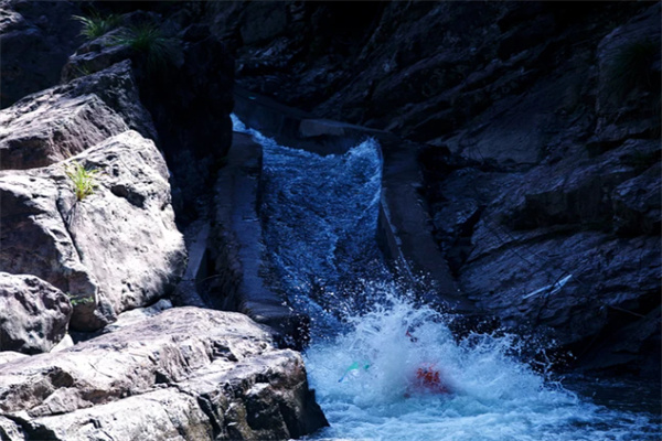 峡谷漂流的坡道