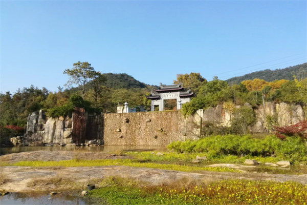 灵峰寺山脚下